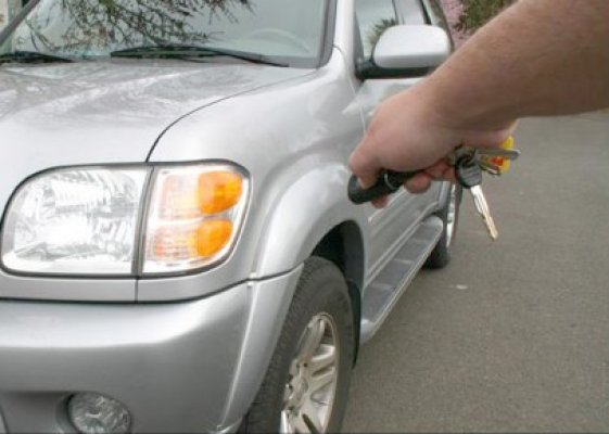 Hoţii care furau din autoturisme cu telecomanda 